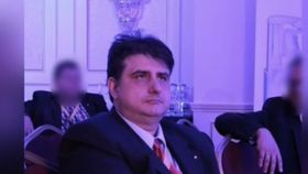 VIDEO Stomatolog din Capitală, prins după ce a încercat să intre cu mașina în poarta Ambasadei Rusiei. Forțele de ordine au fost puse pe jar